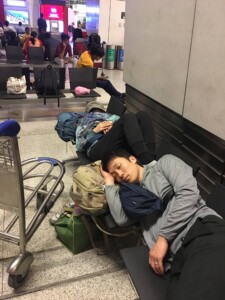 空港で爆睡