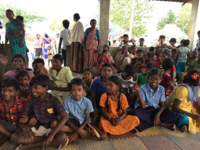 元気いっぱいな子どもたちと