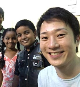 現地の子と一緒にパシャ!